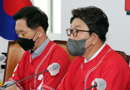 권성동(오른쪽) 국민의힘 원내대표가 23일 오전 국회에서 열린 당 6·1 지방선거 중앙선거대책위원회 회의에서 공동선거대책위원장으로서 모두발언하고 있다.<국회사진기자단·연합뉴스>